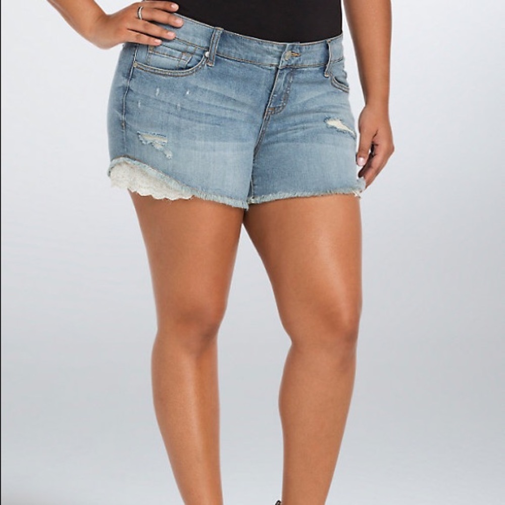 ☀️Torrid light wash jean short size 12 NWT